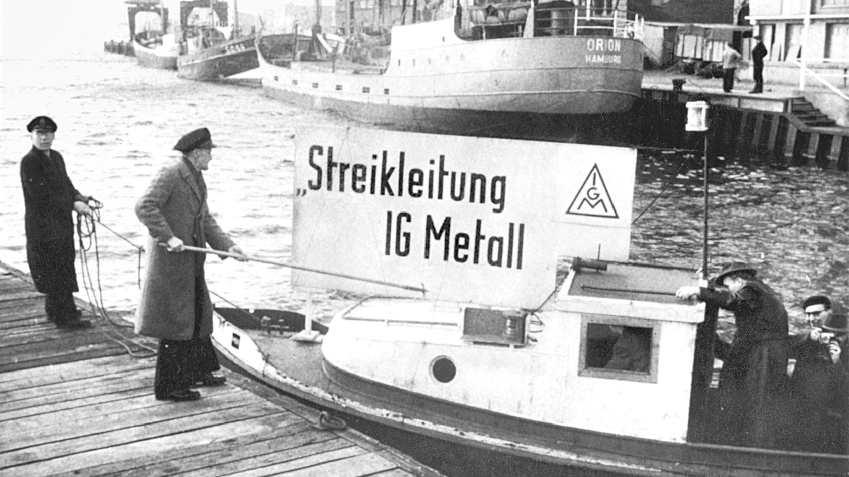 Eine für die Streikleitung angemietete Barkasse im Kieler Hafen beim Streik um die Lohnfortzahlung 