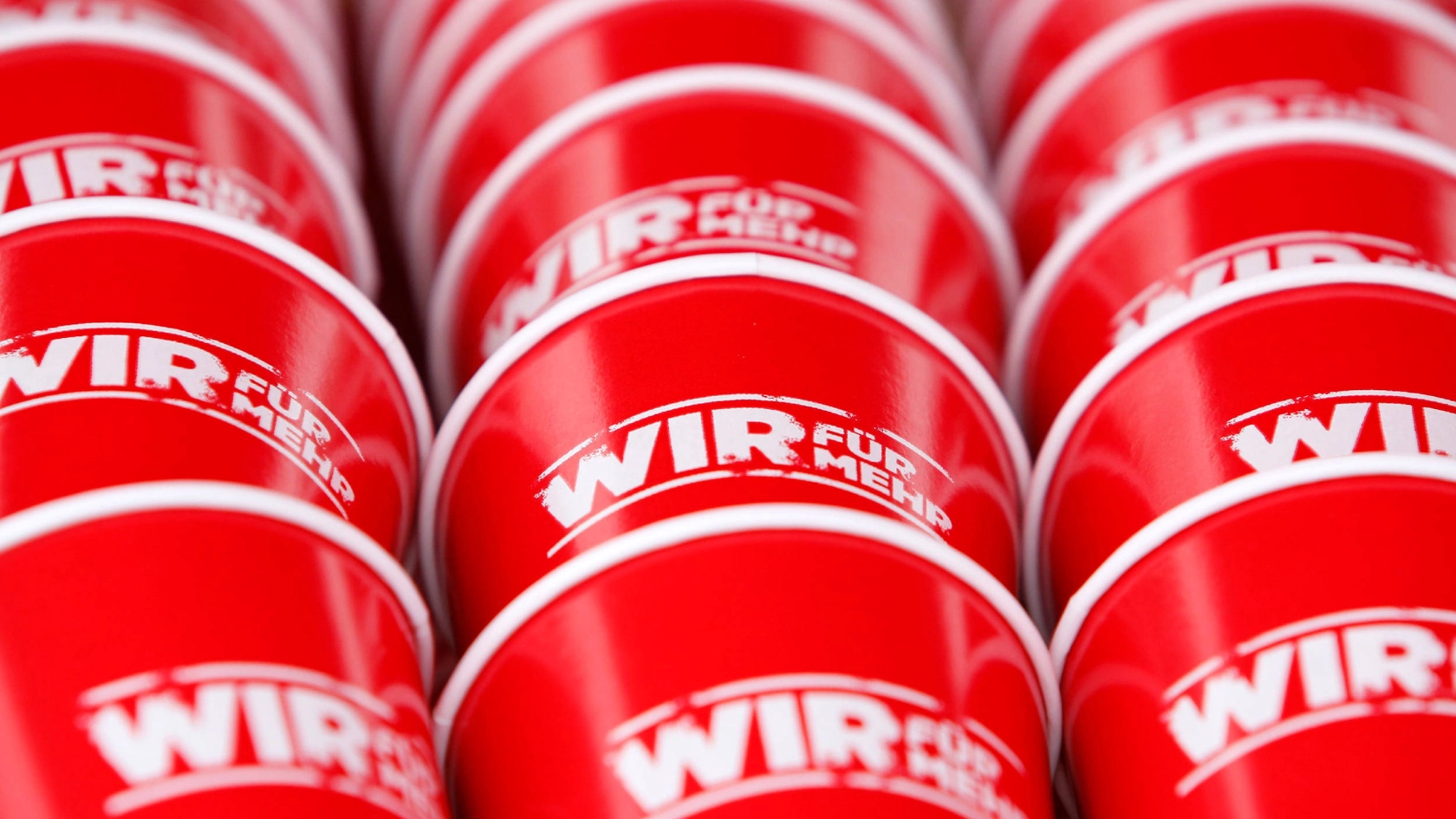 Rote IG Metall-Becher.