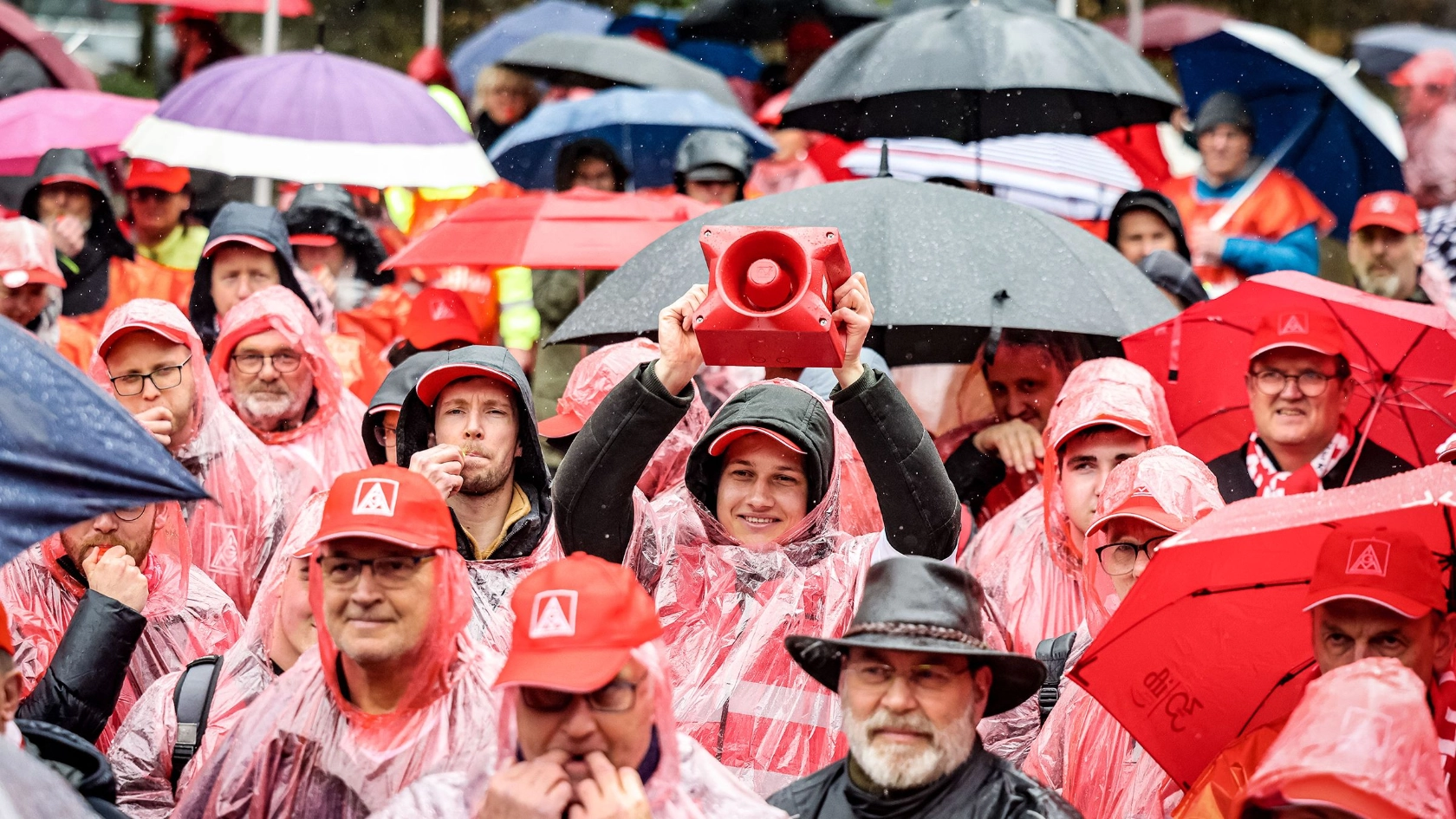 Beschäftigte während einem Warnstreik in der Textil-Tarifrunde West 2023