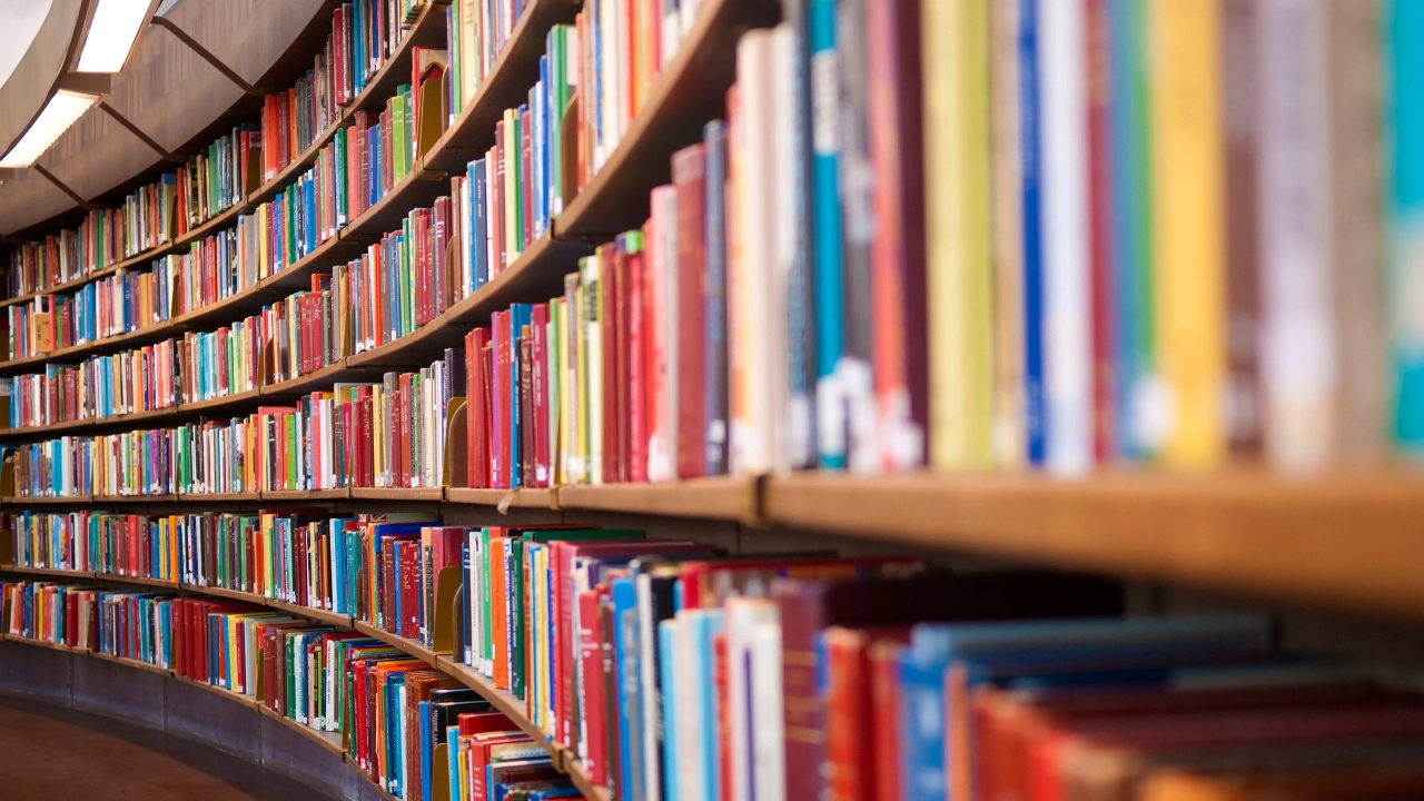 Bücherregale in einer Bibliothek