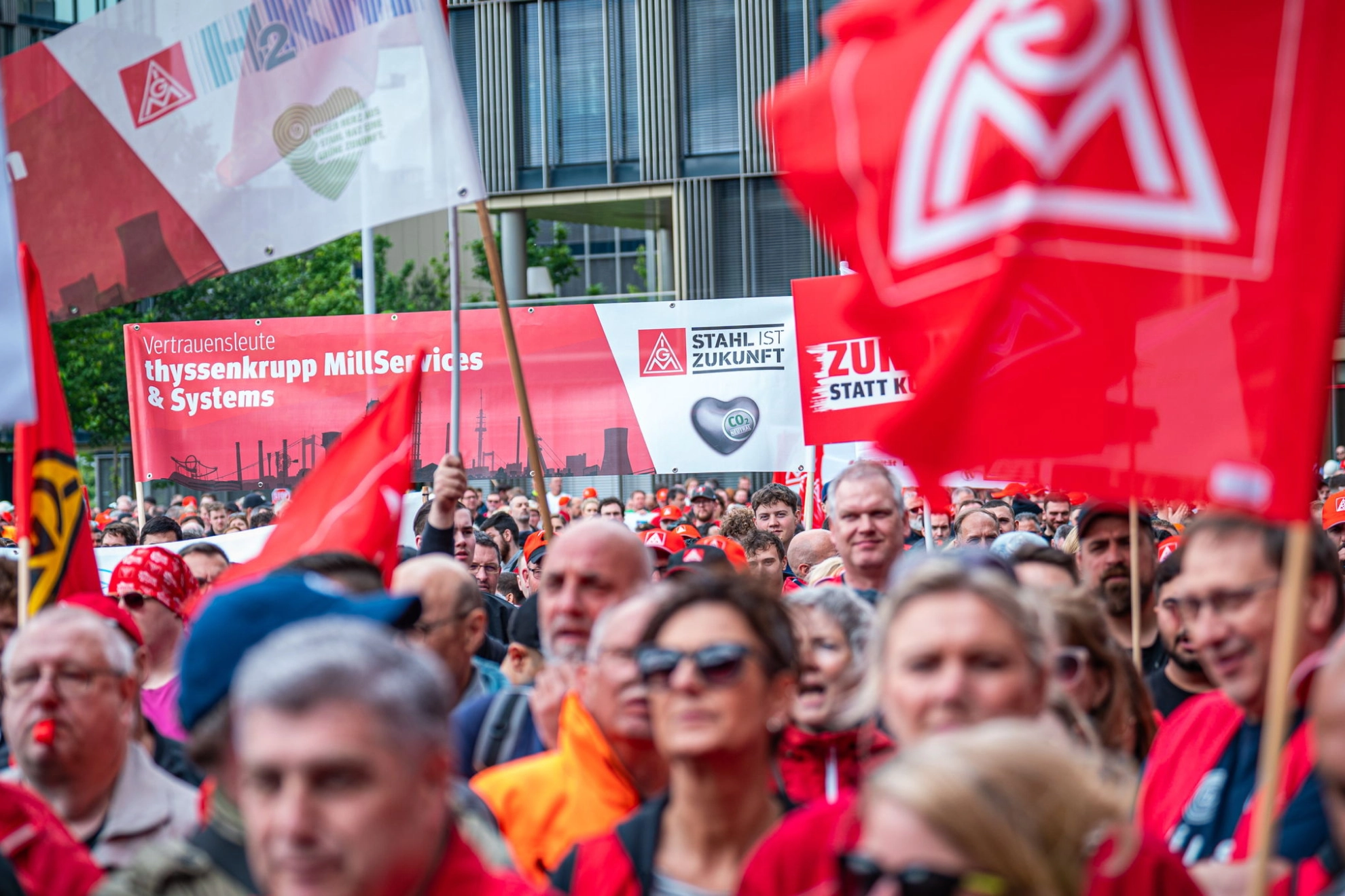 Beschäftigte von Thyssenkrupp demonstrieren in Essen am 23. Mai 2024 gegen das Vorgehen der Geschäftsführung beim geplanten Teilverkauf des Unternehmens.