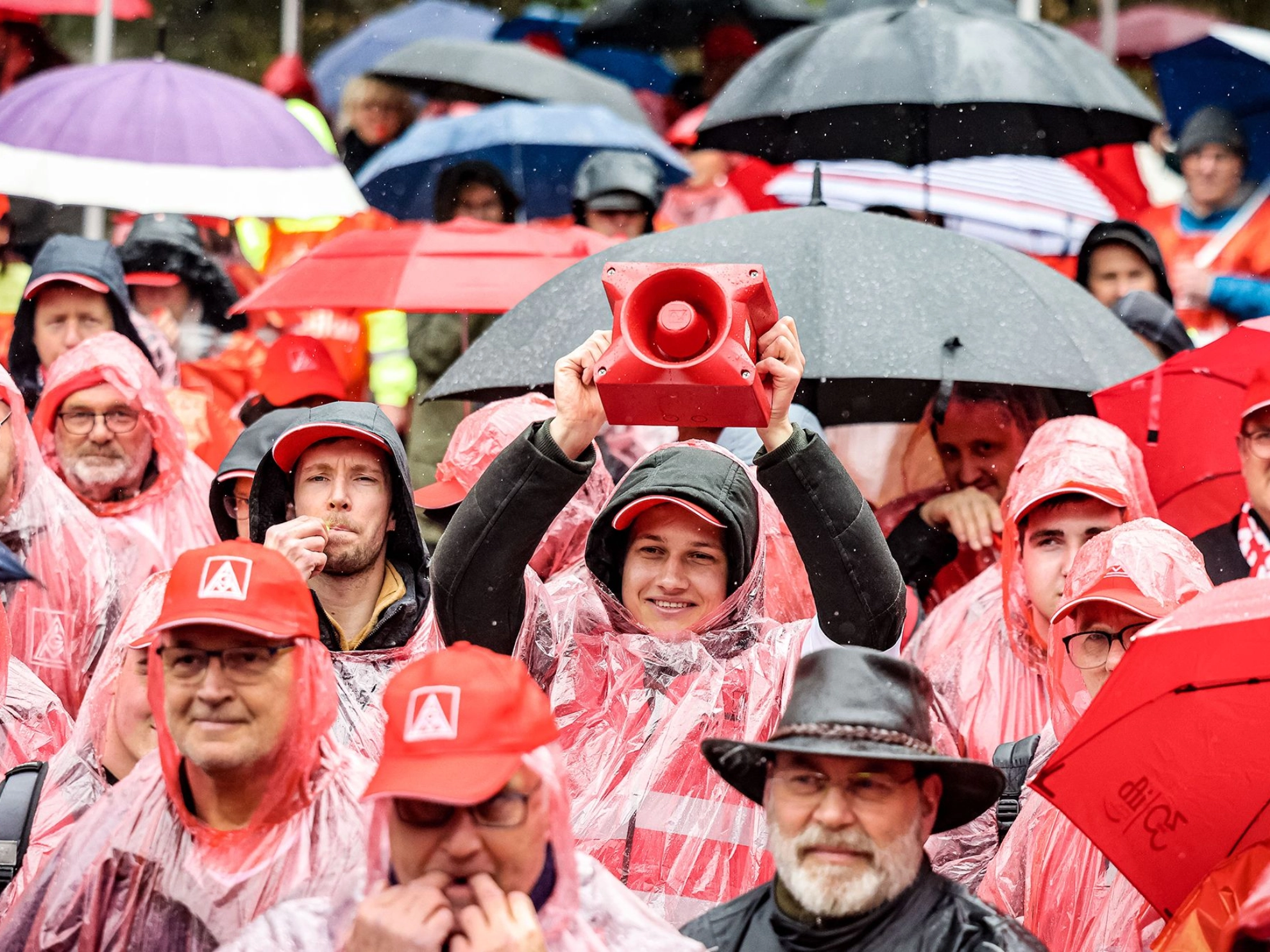 Beschäftigte während einem Warnstreik in der Textil-Tarifrunde West 2023